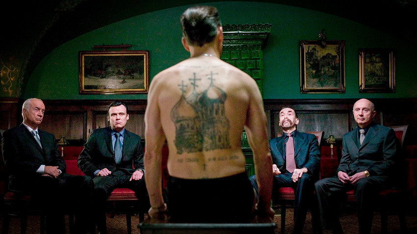 Una escena de la película ‘Promesas del Este’, dirigida por David Cronenberg. El filme muestra la implantación mafiosa rusa en Gran Bretaña y sus violentos métodos. Es bastante precisa en cuanto a los tatuajes de prisión.