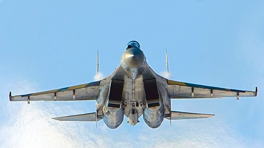 Авион-ловец Су-35 од генерацијата 4++ 