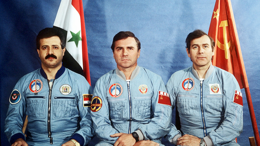 (De izquierda a derecha) Miembros de la misión espacial soviético-siria: teniente coronel de las Fuerzas Aéreas Sirias, Muhammed Faris, teniente coronel Alexander Viktorenko, piloto espacial Alexander Alexándrov, Héroe de la Unión Soviética. Julio de 1987.