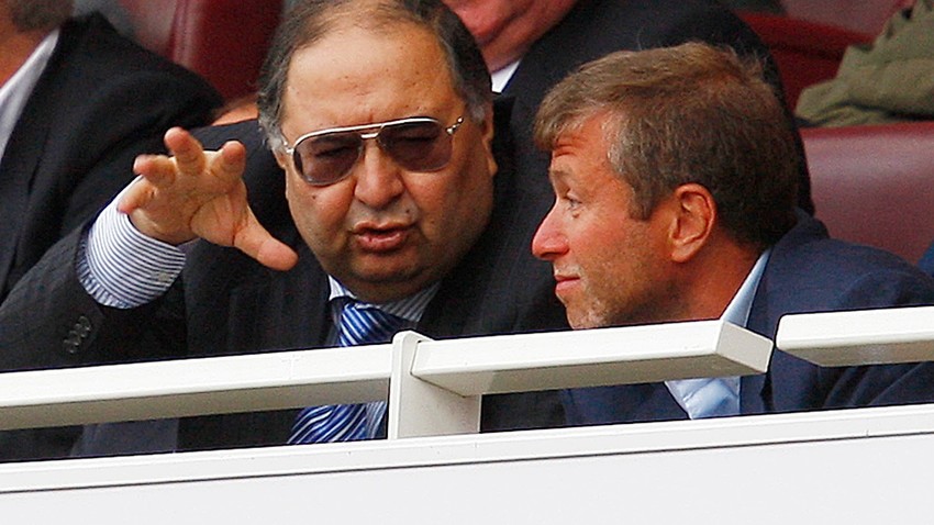 Ruska oligarha Ališer Usmanov (levo) in Roman Abramovič (desno) na tekmi v Londonu. Eden je delničar v Arsenalu, drugi pa je lastnik nogometnega kluba Chelsea.