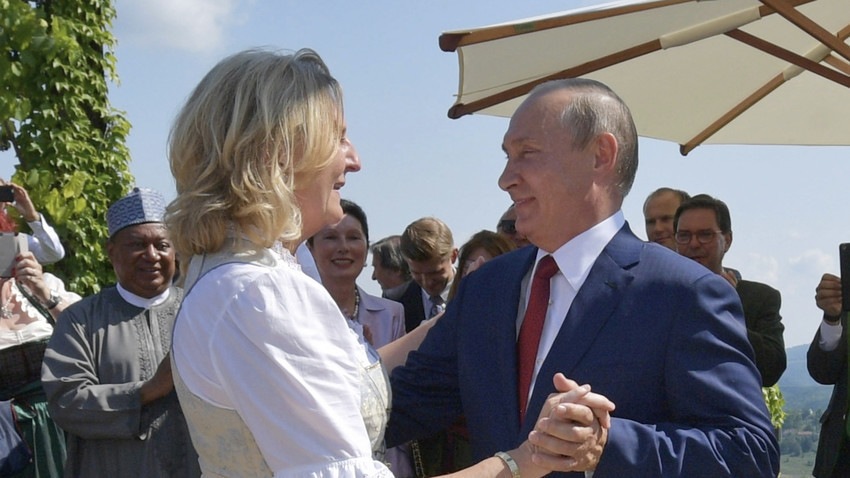 Владимир Путин плеше са аустријском министарком спољних послова Карин Кнајсел.