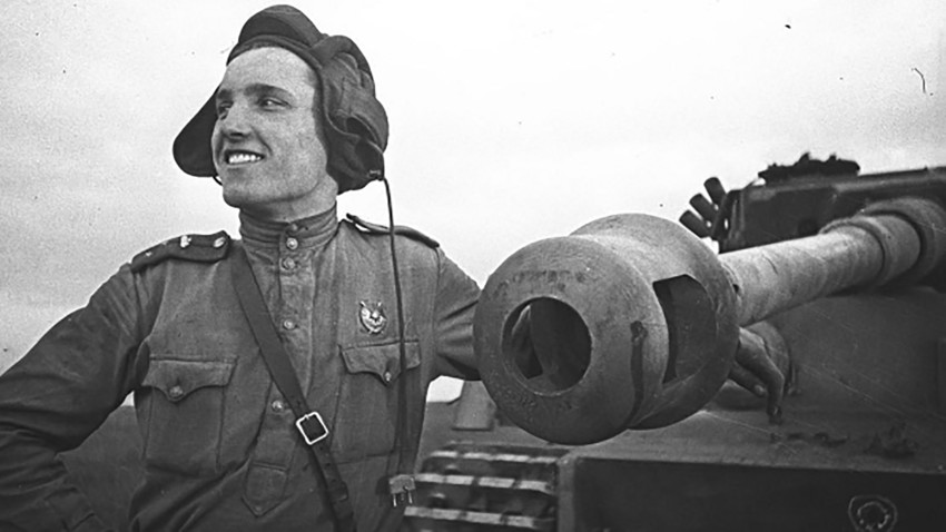 Старији поручник Иван Шевцов, будући херој Совјетског Савеза, поред немачког тенка „Тигар“ кога је он лично онеспособио. Курска битка, 1943. Фотографија из слободних извора.