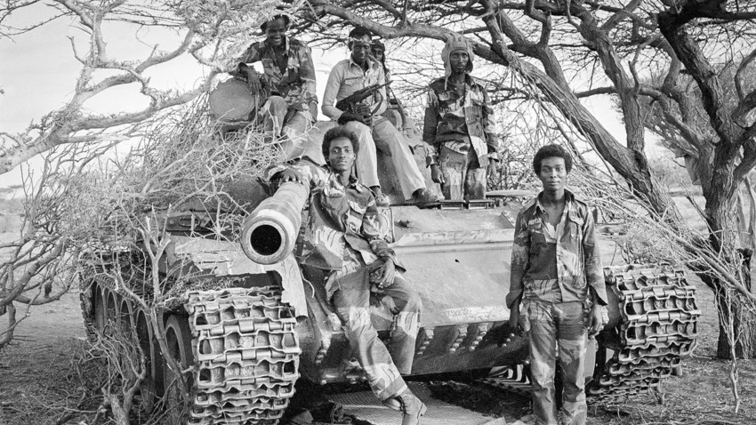 Tentara Somalia mengerumuni tank  T-54 Soviet yang sudah tua di garis depan Perang Ogaden dengan Etiopia.