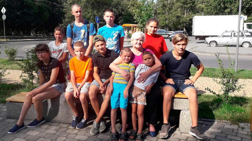 Татјана со неколку свои деца (јуни 2018 година)