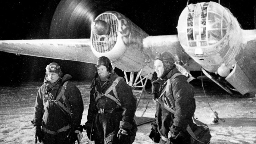 Major Rasskazov parabeniza tripulação de bombardeiro DB-3 pela missão bem-sucedida