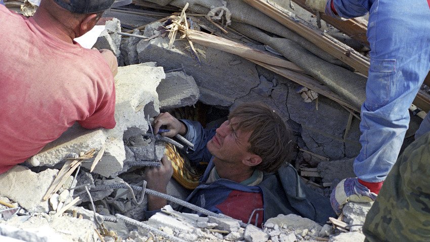 Спасилачка операција у Нефтегорску после земљотреса 27. маја 1995. године.
