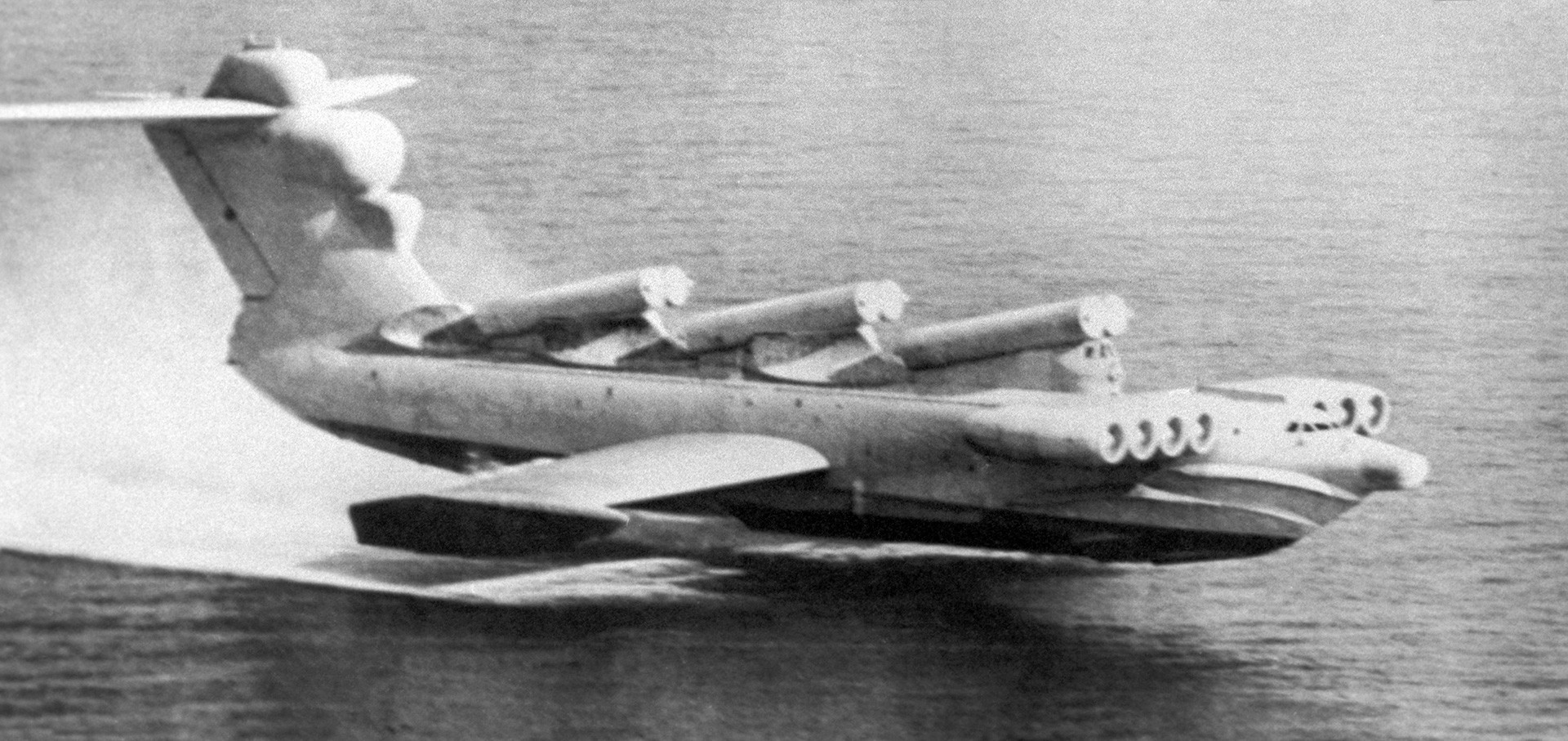 Совјетски екраноплан „Луњ„“ је  био наоружан противбродским крстарећим ракетама П-270 „Москит“, тако да је представљао опасност по носаче авиона.