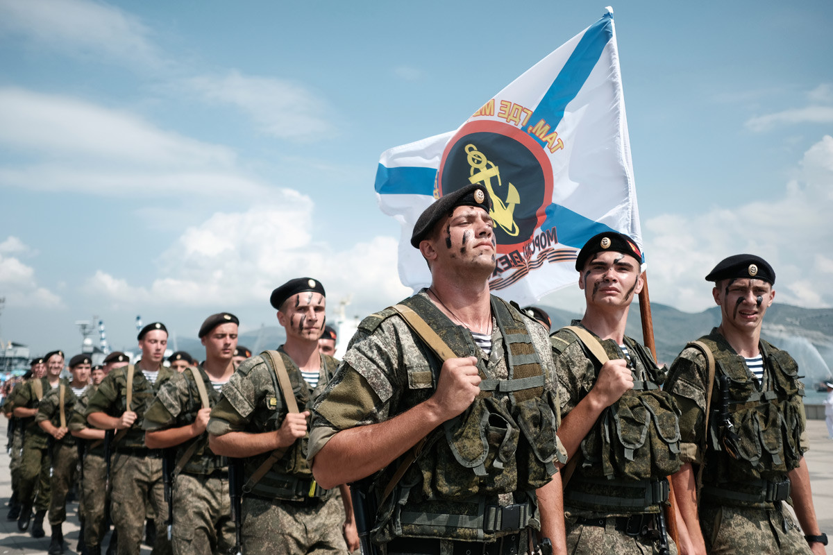 ノヴォロシースクの公演に参加している海兵隊。