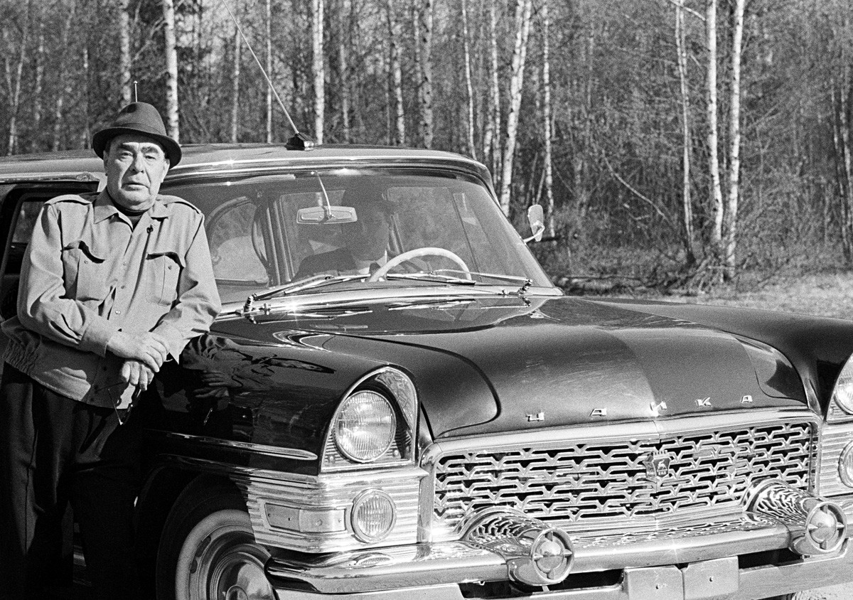 Région de Moscou, URSS. Léonid Brejnev, secrétaire général du Parti communiste de l'Union soviétique, près d'une voiture Tchaïka.