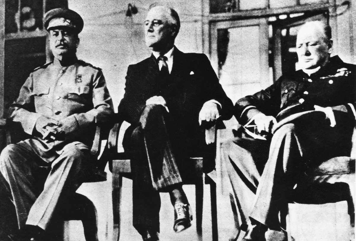Les chefs d'État soviétique, américain et britannique Joseph Staline, Franklin Roosevelt et Winston Churchill (de gauche à droite) lors de la conférence de Téhéran, en novembre 1943.