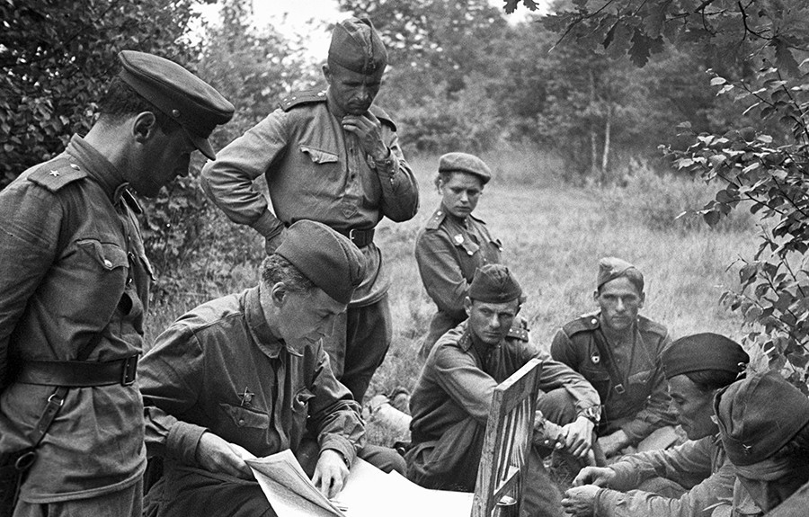 Iliá Ehrenburg (centro) na frente de batalha durante a Grande Guerra Patriótica, como é conhecida a participação russa na Segunda Guerra Mundial. 