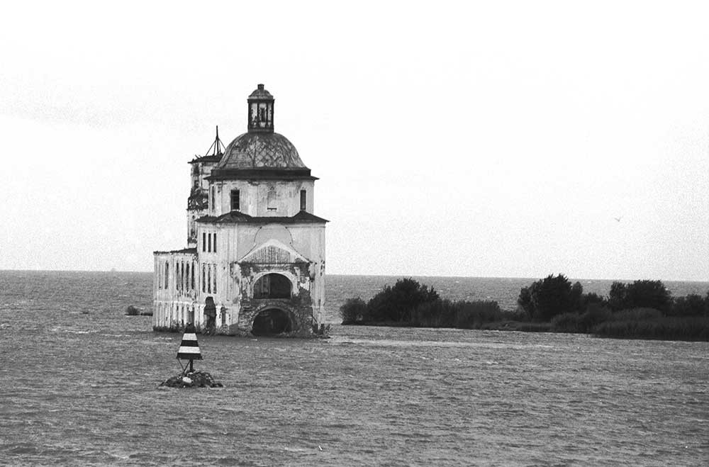 Krokhino. Chiesa della Natività di Cristo, vista est dal fiume Sheksna. 8 agosto 1991
