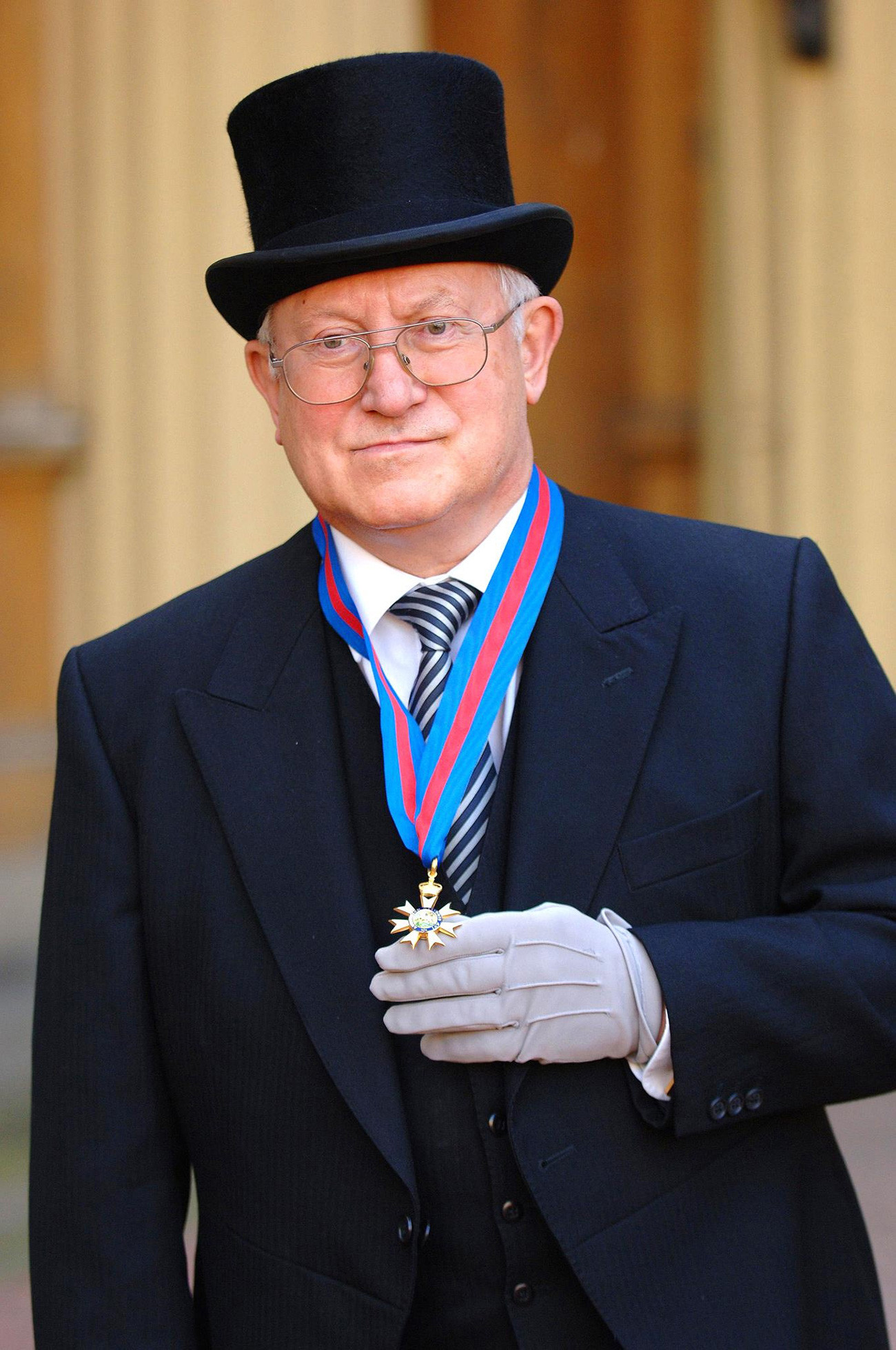Oleg Gordievsky posa para foto após receber Ordem de Saint Michael e Saint George da rainha Elizabeth no palácio de Buckingham, em outubro de 2007.