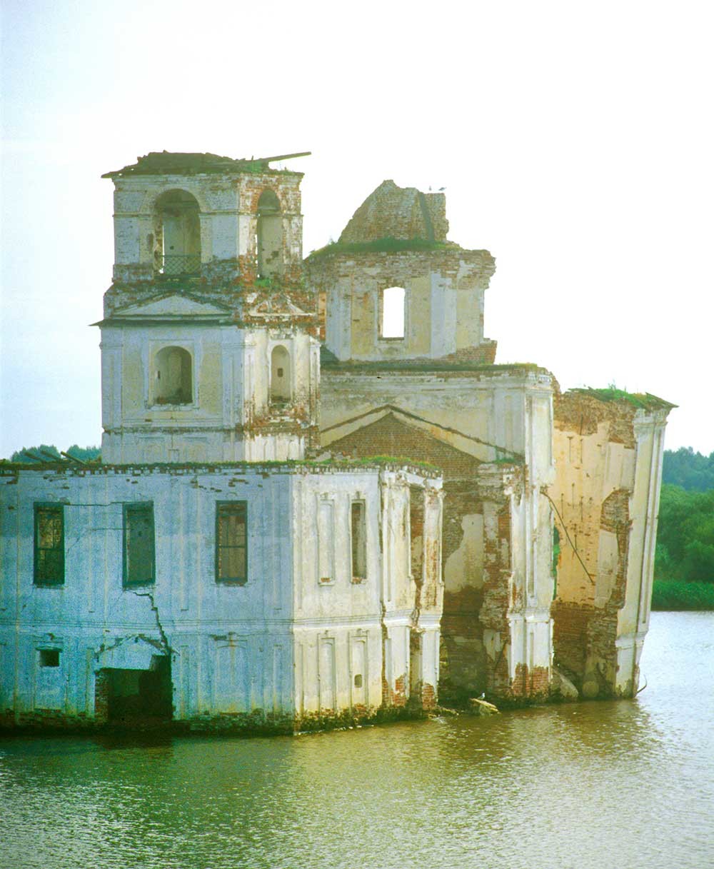 Krokhino. Chiesa della Natività di Cristo, vista sud-ovest dal fiume Sheksna. 14 luglio 2007