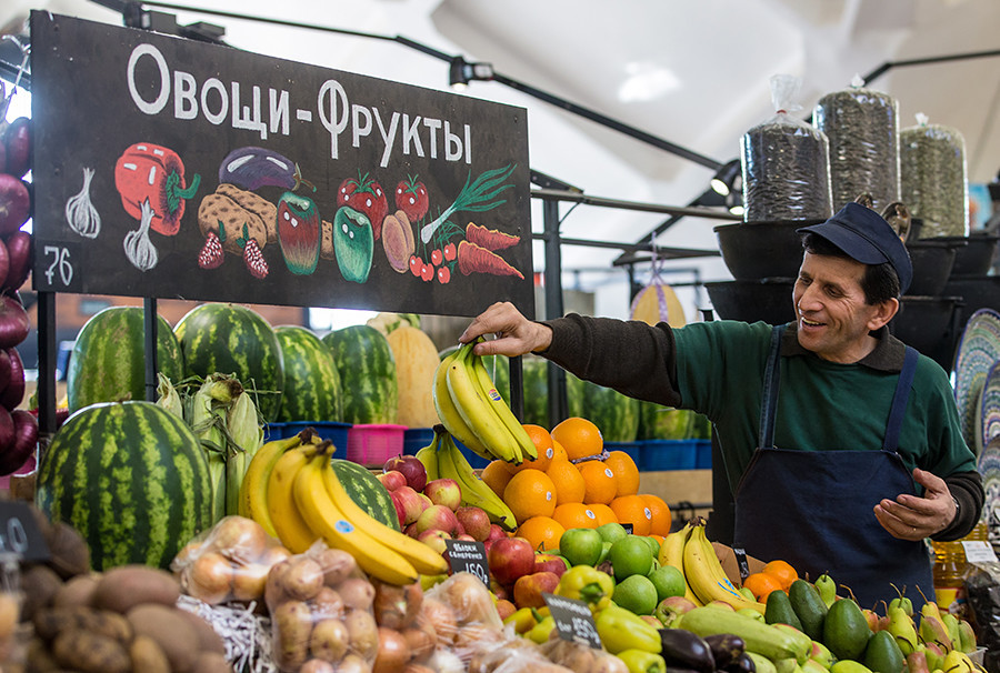 Muškarac prodaje voće i povrće na tržnici Danilovski, na broju 74 u ulici Mitnaja.