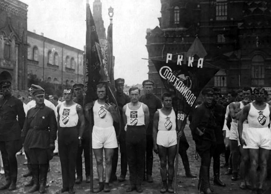 Sportler bei der Eröffnung der Spartakiade