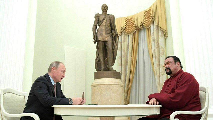 Владимир Путин и Стивен Сигал на состанок во Кремљ во 2016.