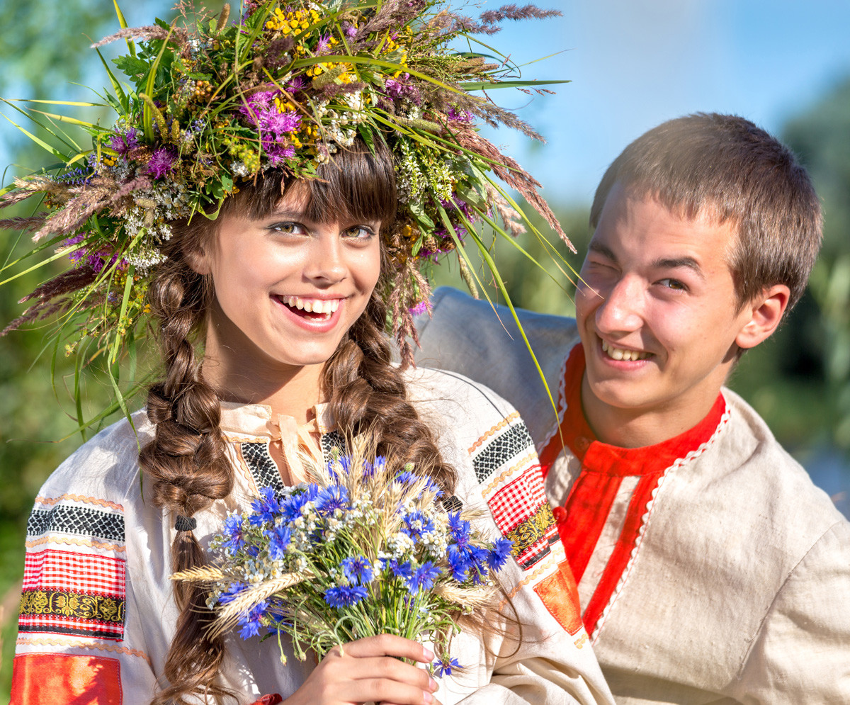 伝統的な衣装を着ているロシア人