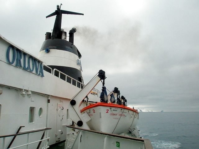 „Љубов Орлова“ са чамцима за спасавање. Брод је имао дизел мотор са два цилиндра чији је ремонт извршила руска посада.