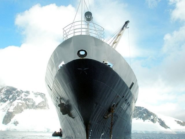 Плави совјетски брод украшен црвеном петокраком.