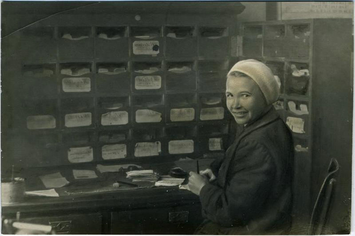 Trabajadora de una oficina de correos en Ivánovo (345 km al noreste de Moscú), 1938.