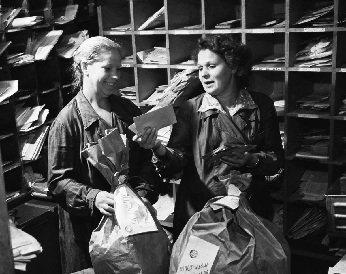 Trabajadoras distribuyendo el correo, 1963.