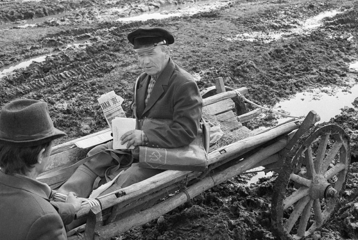 Trabajador de correos durante la primavera, en Vshchizh, región de Briansk (450 km al sudoeste de Moscú), 1987.