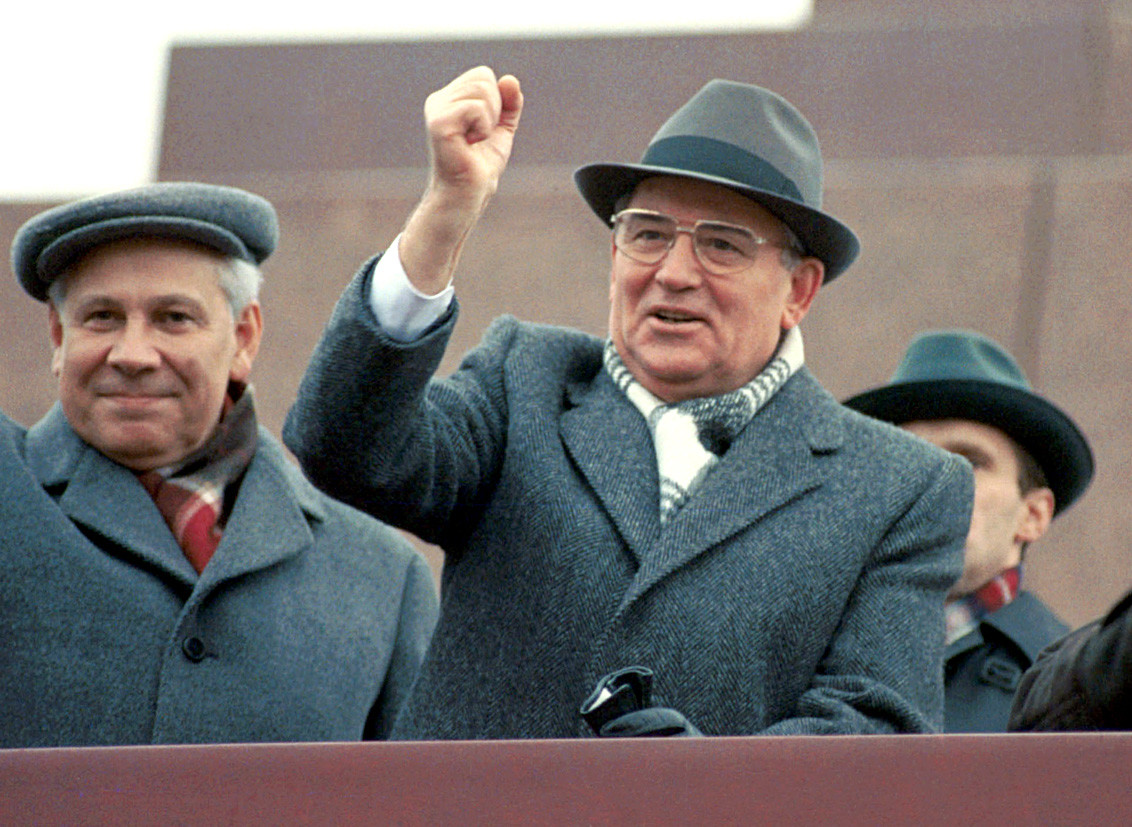 Generalsekretär der Kommunistischen Partei der Sowjetunion, Michail Gorbatschow, rechts, gestikuliertauf auf dem Roten Platz während einer Militärparade anlässlich des 73. Jahrestages der Großen Sozialistischen Oktoberrevolution von 1917, 7. November 1990