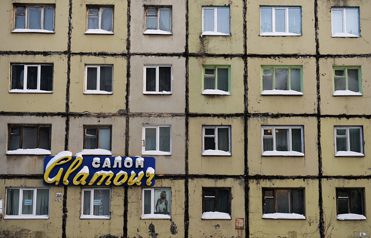 Penampakan bangunan di Talnakhskaya ulitsa di Norilsk.