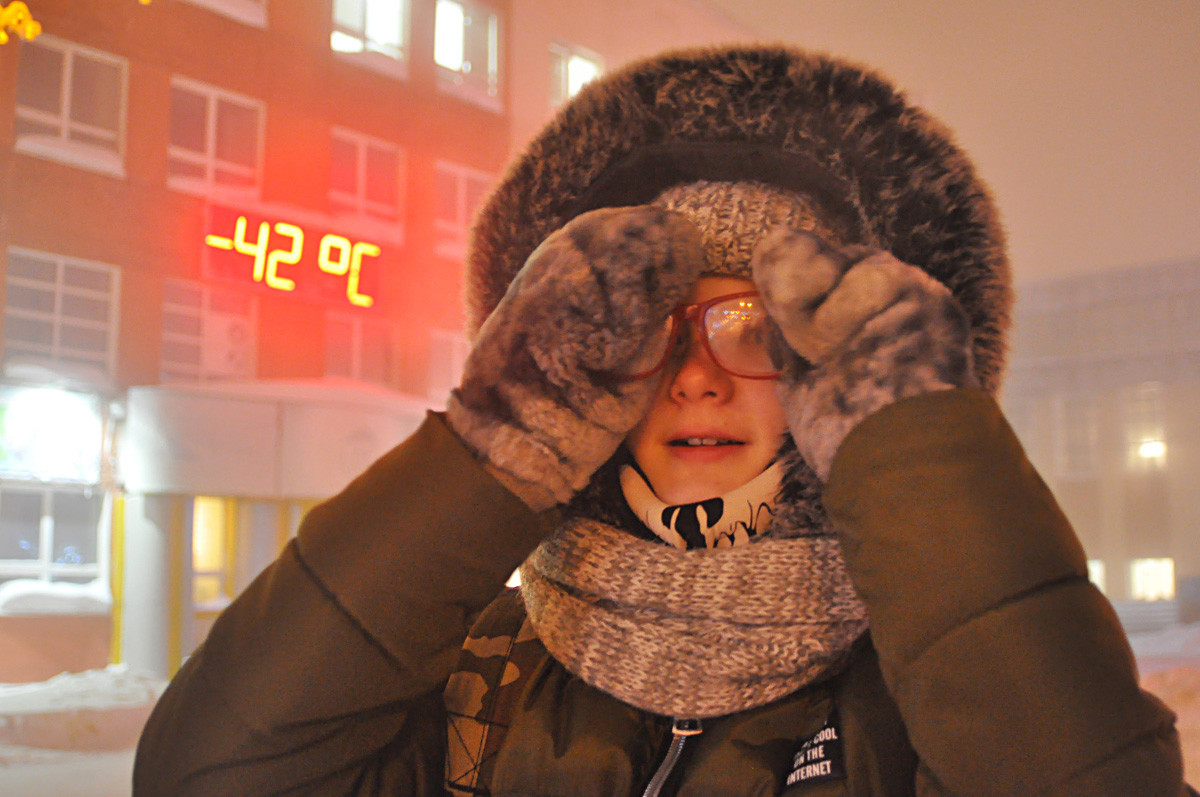 Seorang gadis di tengah jalan pada suhu -42 derajat Celcius, Norilsk.