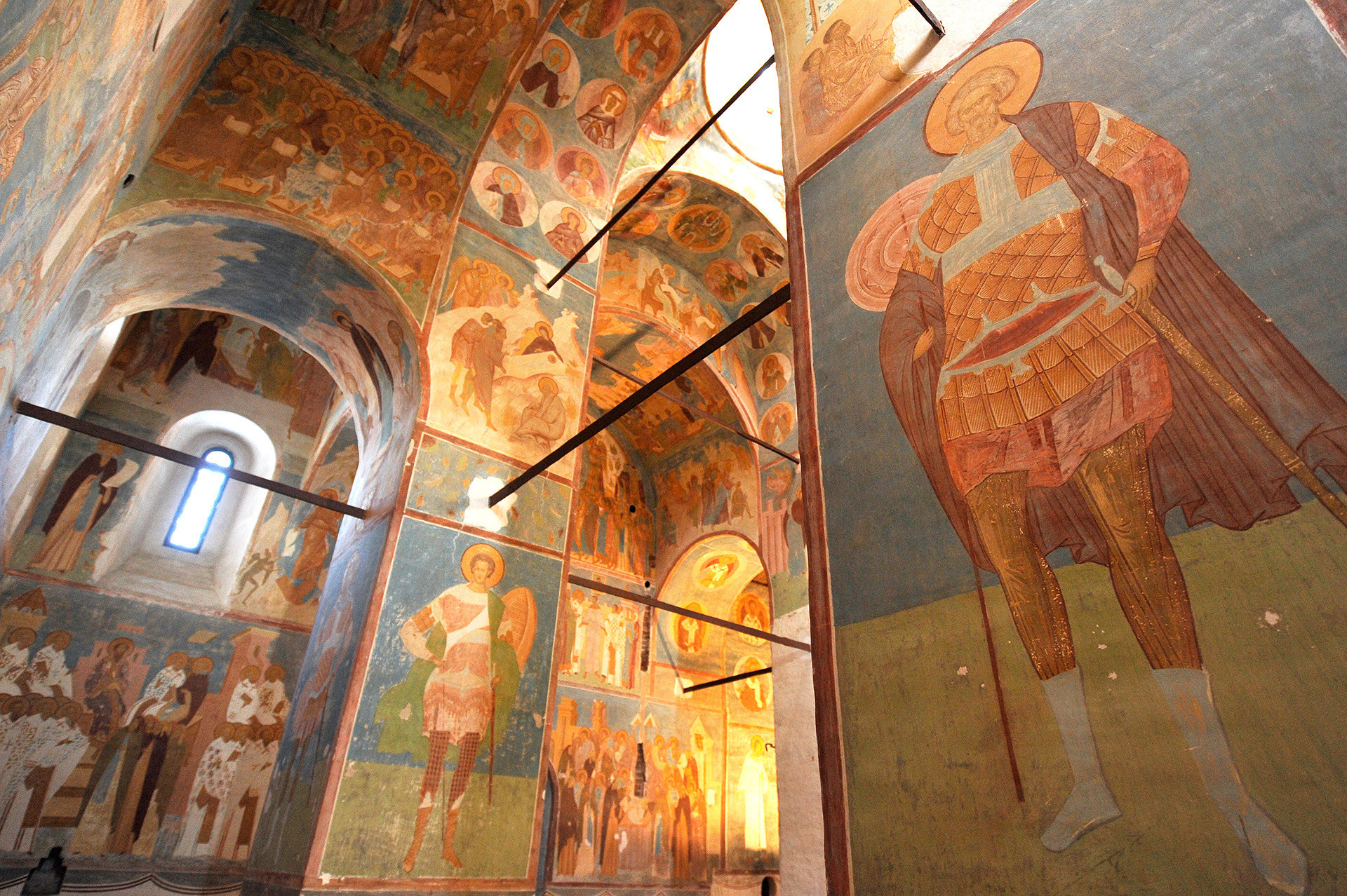 Fresko karya Dionysus dengan gambar prajurit Dmitry dari Thessaloniki (kiri) dan Mina (kanan) di Katedral Kelahiran Perawan.