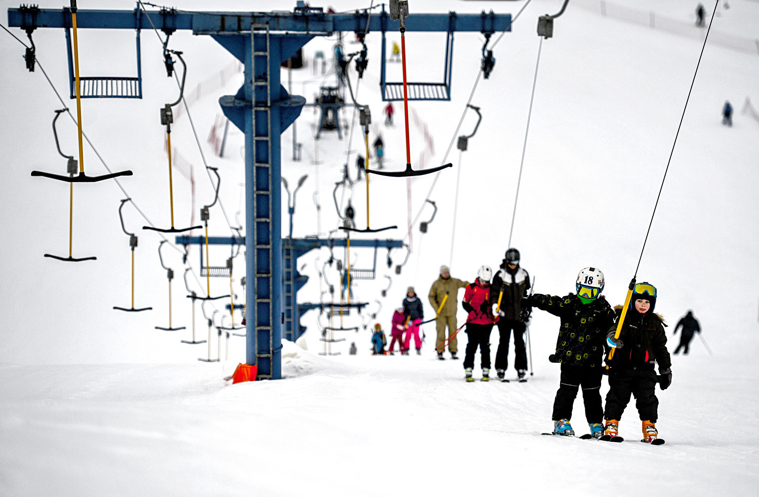 Anak-anak menggunakan lift ski di Taman Olahraga Volen (Yahroma) dekat Moskow.