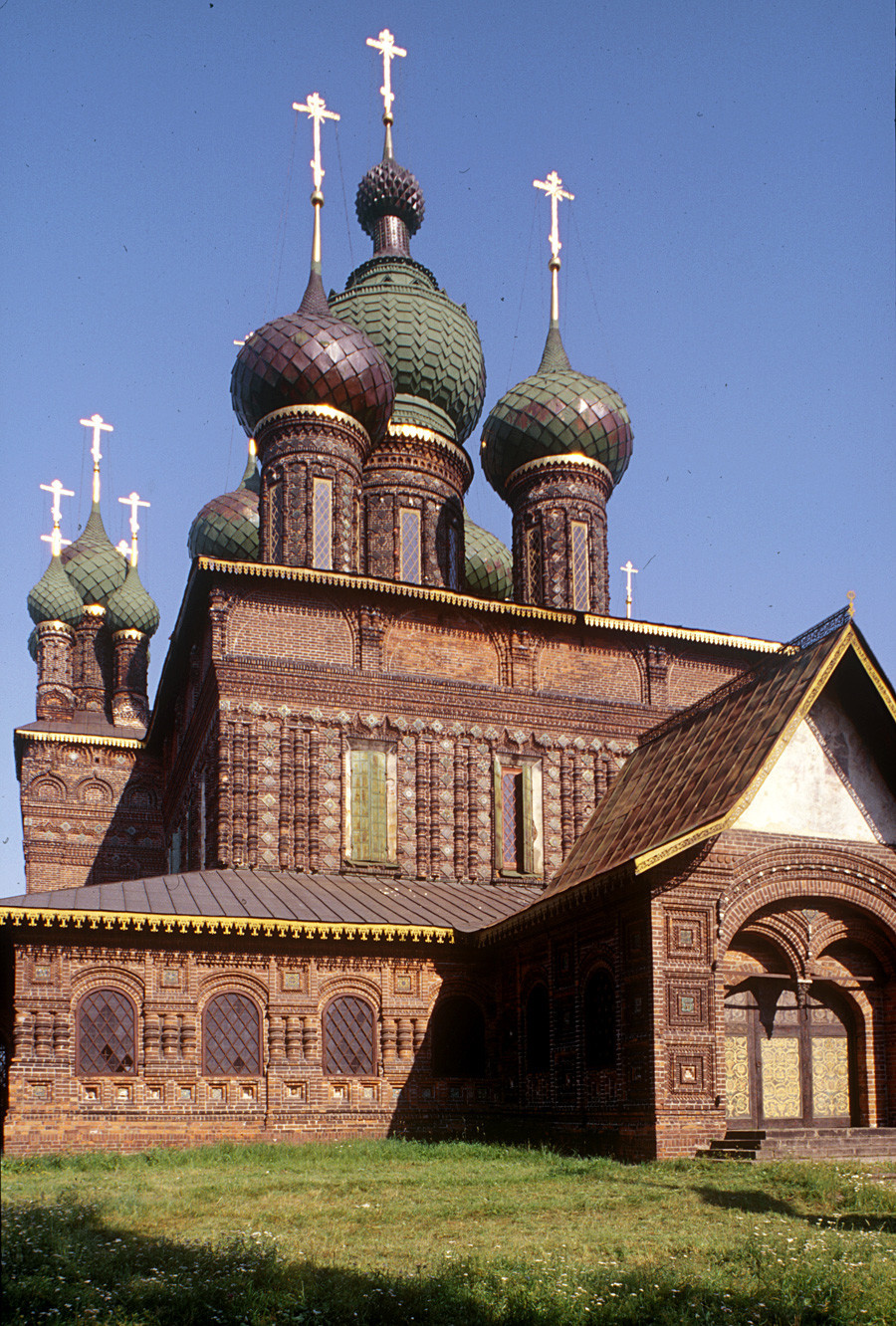 Gereja Pemenggalan Yohanes Pembaptis di Tolchkovo. Pemandangan di sisi barat laut. Jauh ke kiri: galeri utara. 24 Juli 1997.