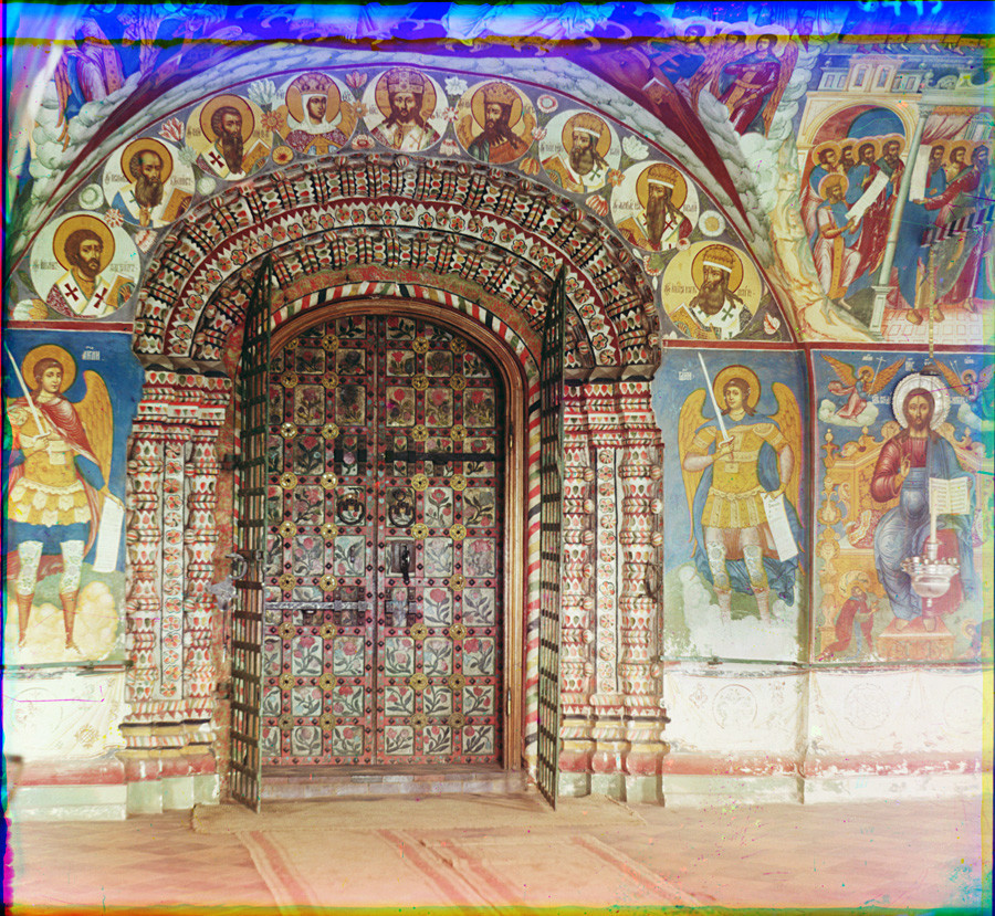 Gereja Pemenggalan Yohanes Pembaptis di Tolchkovo. Galeri barat dengan portal utama. Musim panas, 1911.