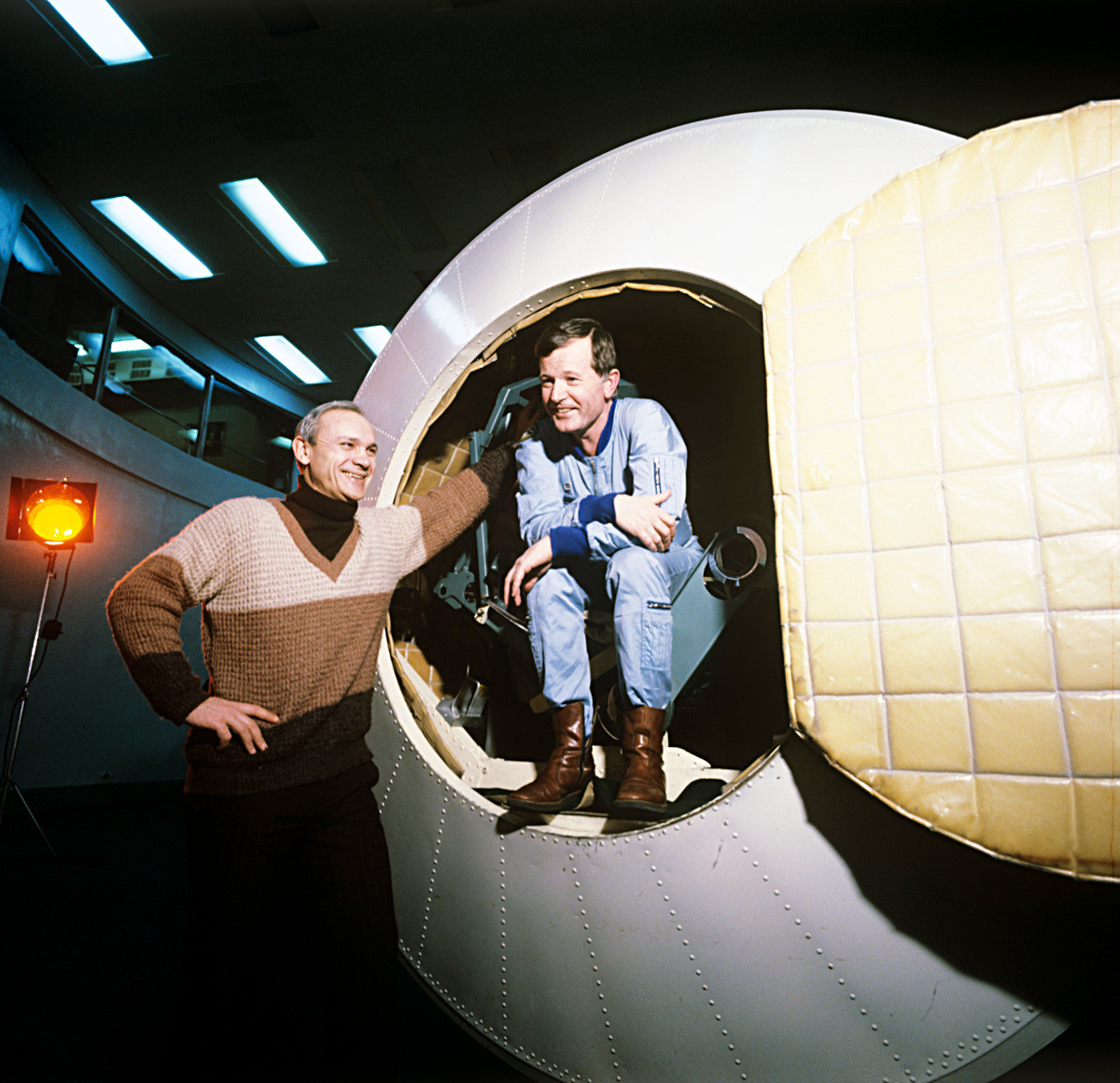 Владимир Джанибеков (вляво) и френският космонавт Жан-Лу Кретиен в космическия кораб 