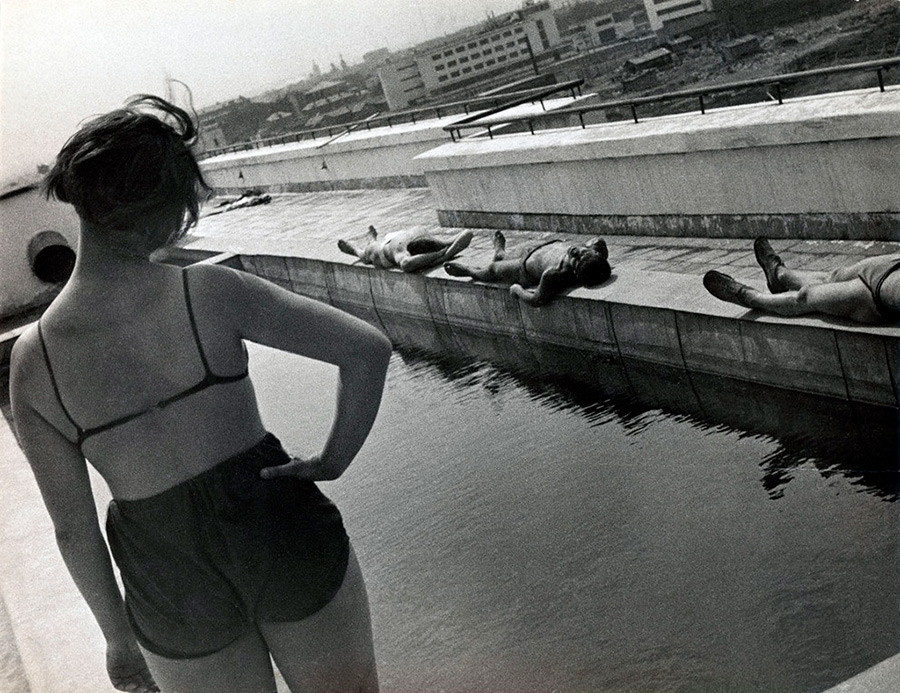 Gymnastics on the roof of a dorm in Lefortovo. This photo by Alexander Rodchenko was taken in 1932, but it perfectly captures the 1920s aesthetics.
