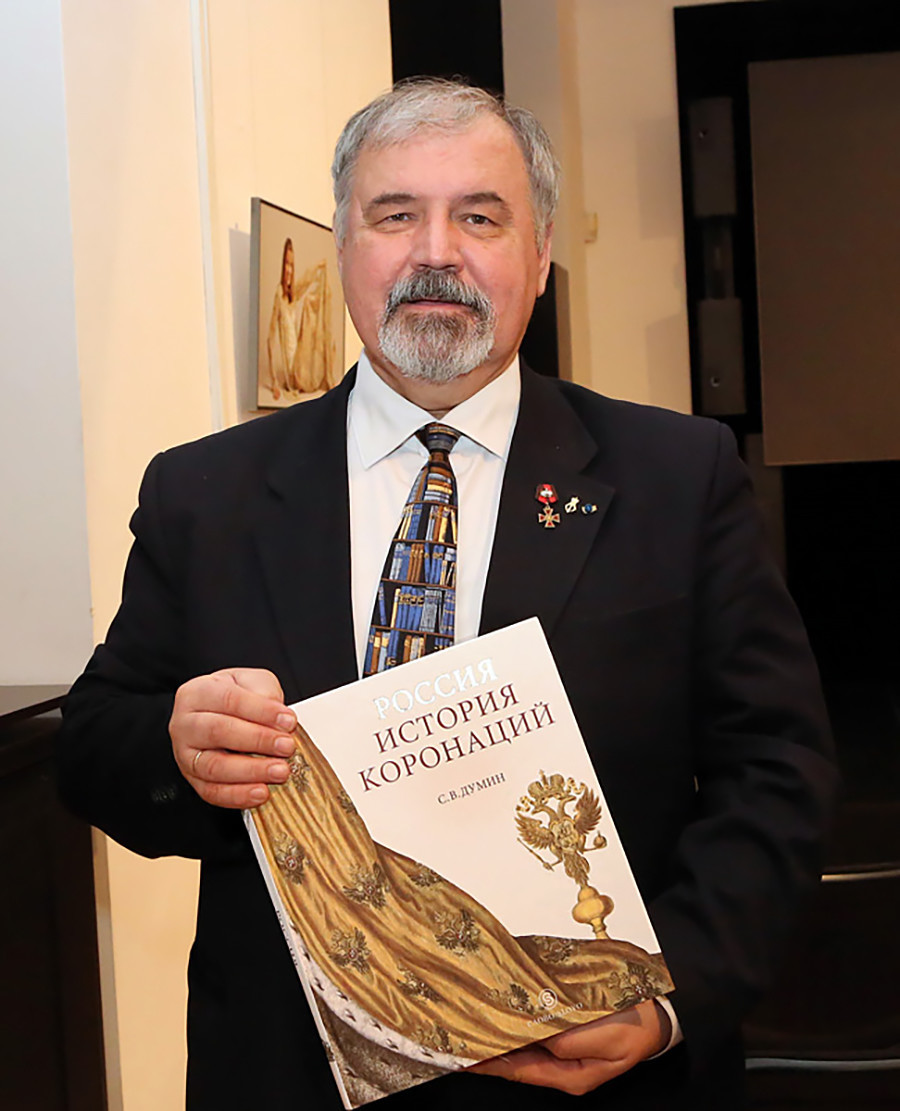 Станислав Думин држи у рукама своју књигу „Русија: историја крунисања”