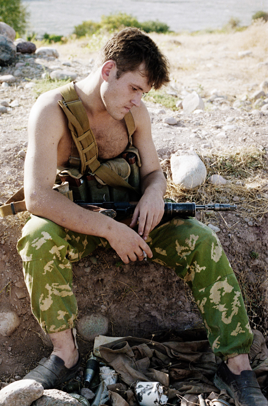 Un soldado ruso tras la batalla en la frontera tayiko-afgana. Tayikistán, el 1 de agosto de 1993 