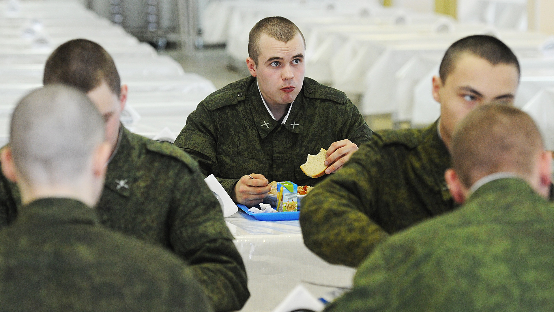 Soldados en la cantina del Centro de entrenamientos militares en Sértolovo, región de Leningrado. 