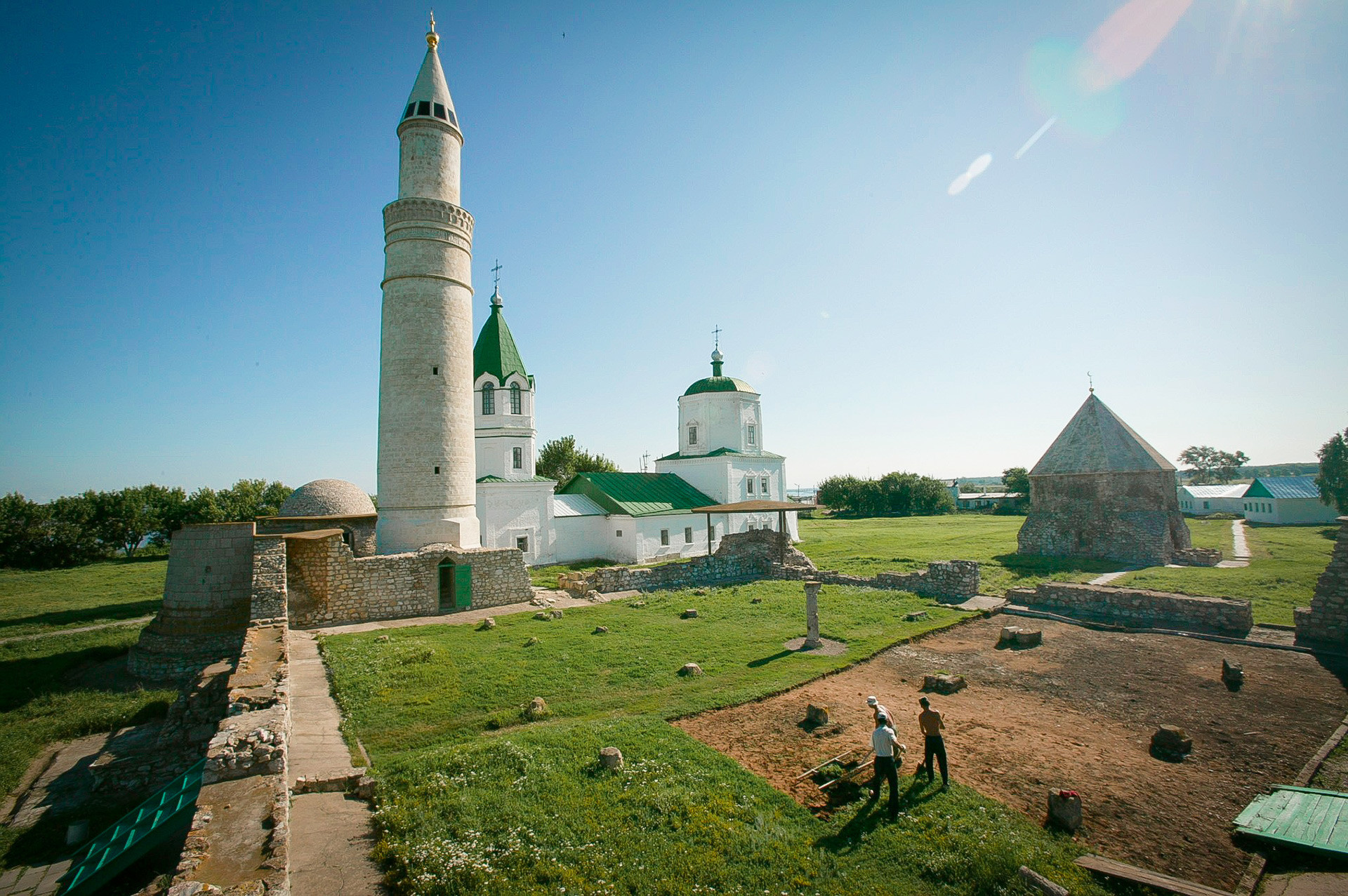 Остатоци од древниот град Болгар на Волга, главниот град на средновековната Волшко-Камска Бугарија (основан во 10 век). Споменици од 13 и од 14 век. Големо минаре и урнатините на Главната џамија од 14 век. Во позадина е Храмот на Успение на Пресвета Богородица од 18 век.