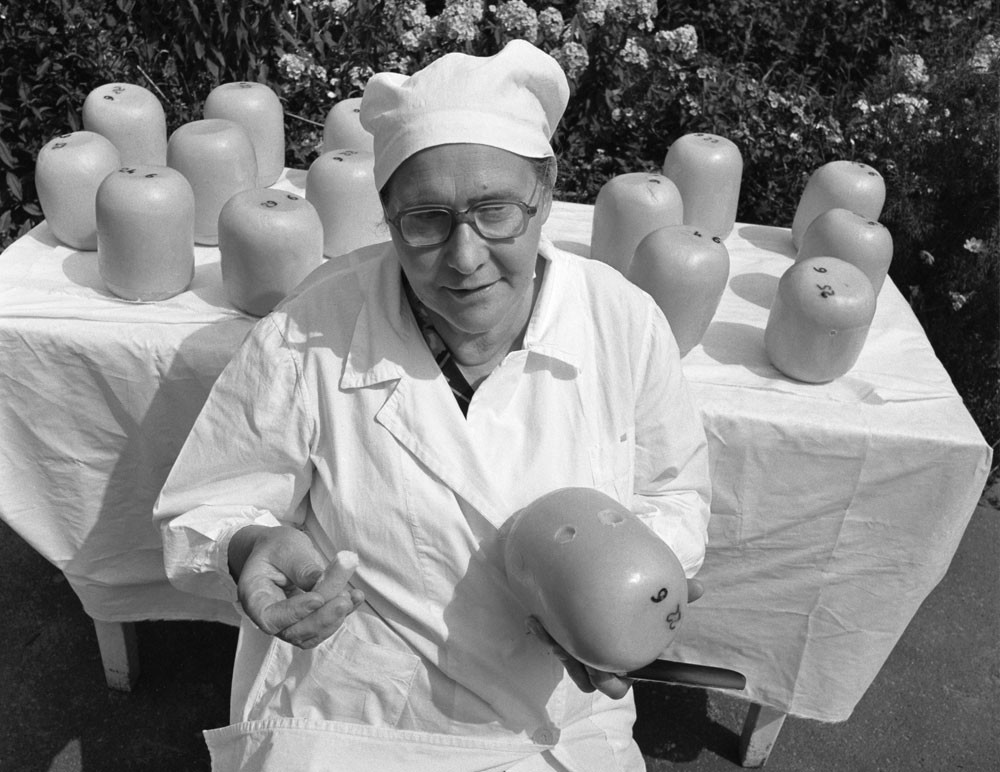 1986. Nina Tcherviatchenko, principal fabricante de queijos da fazenda coletiva Marino, na região de Kursk (500 km ao sul de Moscou)