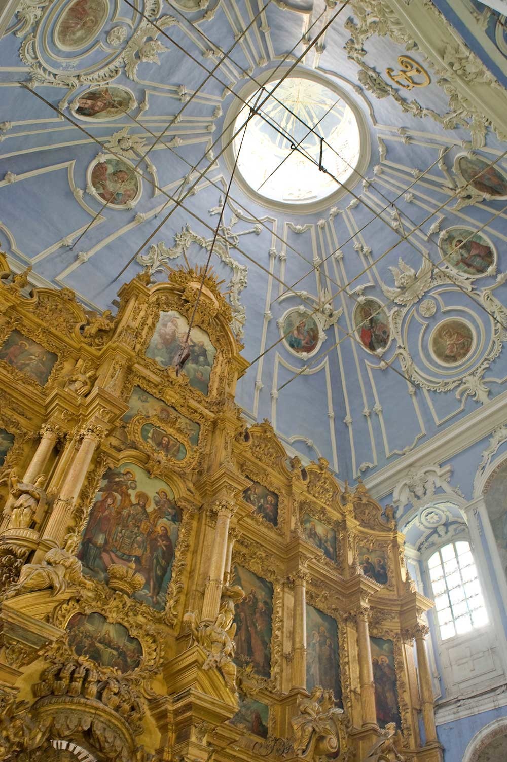 Monastero della Dormizione Goritskij. Cattedrale della Dormizione. Interno con livelli superiori dell’iconostasi. 12 luglio 2012
