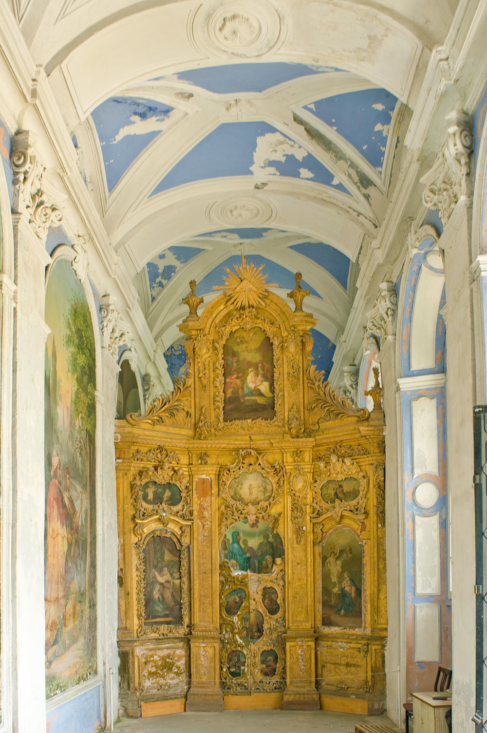 Dormition Cathedral. South chapel (Annunciation), view toward icon screen. July 2012 