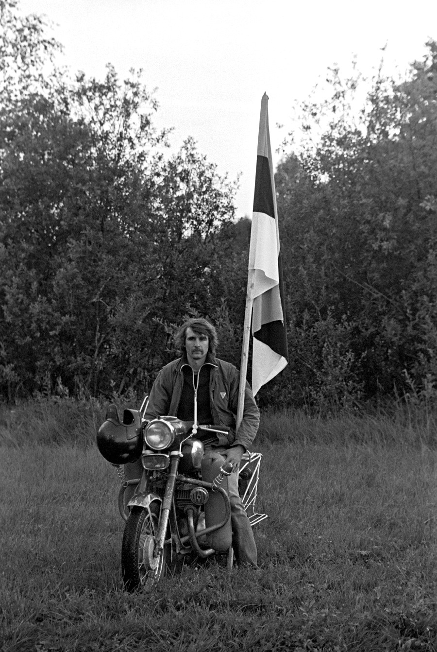 Un joven con la bandera estonia