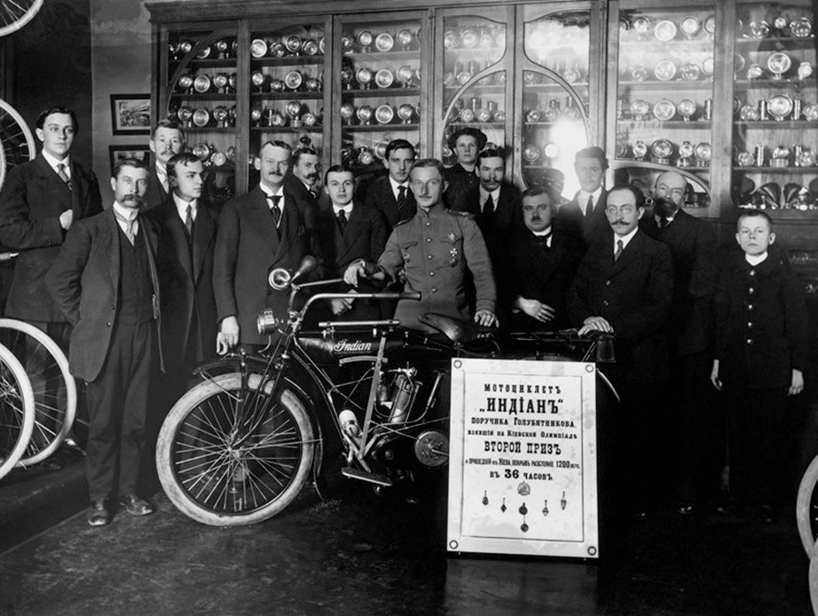 ゴルビャトニコフ中尉と「ポベーダ」商館の職員が「インディアン」というバイクを紹介している。