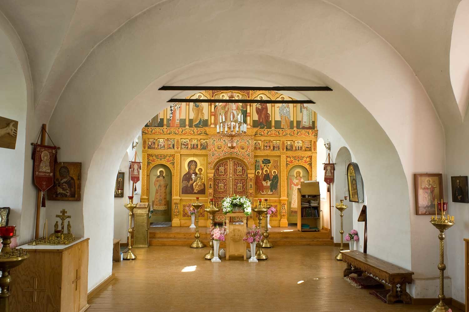 Iglesia del icono de Nuestra Señora de Smolensk, nivel superior. Vista desde el vestíbulo hacia la pantalla de iconos. 21 de agosto de 2012.