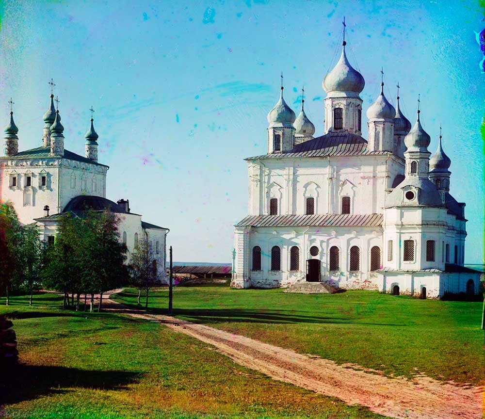 ゴリツキー生神女就寝修道院。 生神女就寝大聖堂。南側の景観。左は全聖人教会。1911年夏。