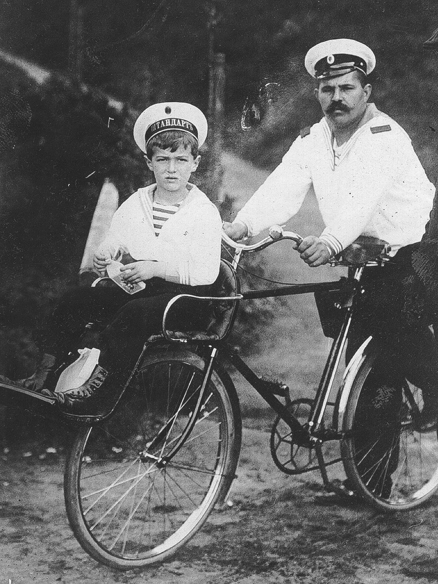 Aleksêi e o marinheiro Derevenko em uma bicicleta em  Friedberg, Hesse, em 1910.