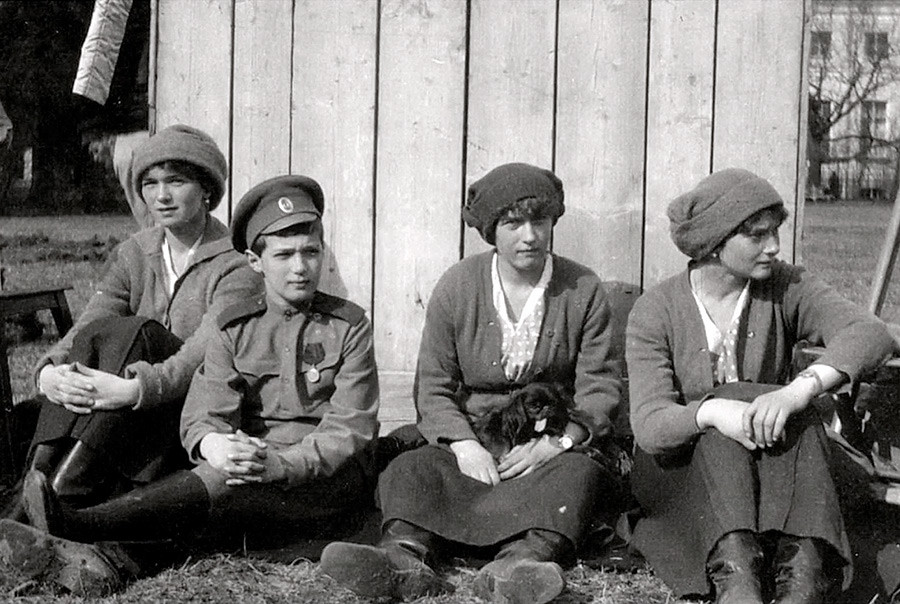 Os filhos de Aleksandra Fiódorovna e Nikolai 2°. Da esq. para dir.: Olga, Aleksêi, Anastassía e Tatiana. Maio de 1917. 