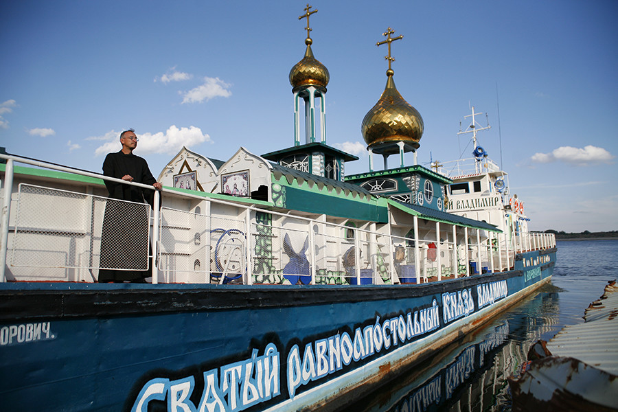 Црква на води посвећена Светом Владимиру, подигнута на некадашњем десантном броду „Ољокма”.